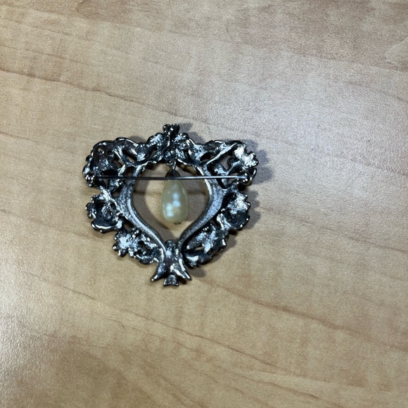 Vintage Avon romantic brooch pin silver tone floral frame with pearl dangle - Picture 3 of 6